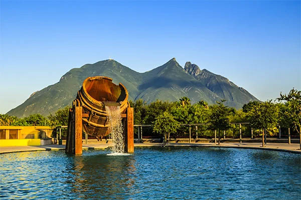 ¿Viajas a Monterrey? Transpórtate sin complicaciones en un auto rentado en Localiza.